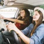 Dos Muchachas Manejando un Auto Rentado en sus Vacaciones